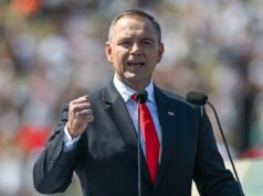 У Навроцького просто в прямому ефірі випав пакетик зі снюсом (відео) У-Навроцького-просто-в-прямому-ефірі-випав-пакетик-зі-снюсом-(відео)