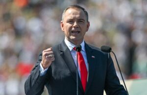 У Навроцького просто в прямому ефірі випав пакетик зі снюсом (відео) У-Навроцького-просто-в-прямому-ефірі-випав-пакетик-зі-снюсом-(відео)