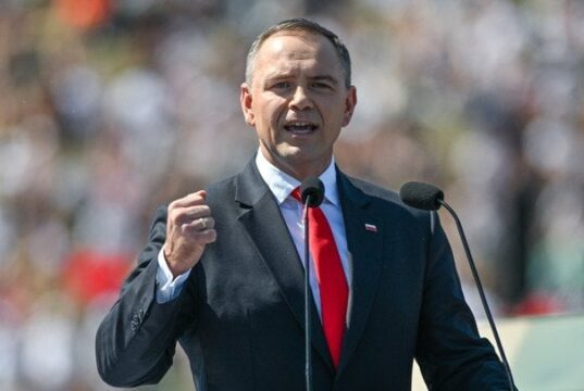 У Навроцького просто в прямому ефірі випав пакетик зі снюсом (відео) У-Навроцького-просто-в-прямому-ефірі-випав-пакетик-зі-снюсом-(відео)