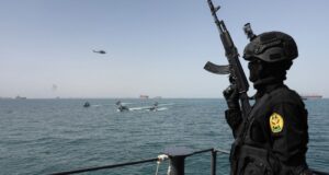 Іран відновлює контроль над Ормузькою протокою через дії США Ормузьку протоку знову закривають: Іран зробив різку заяву