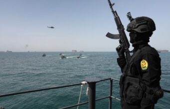 Іран відновлює контроль над Ормузькою протокою через дії США Ормузьку протоку знову закривають: Іран зробив різку заяву