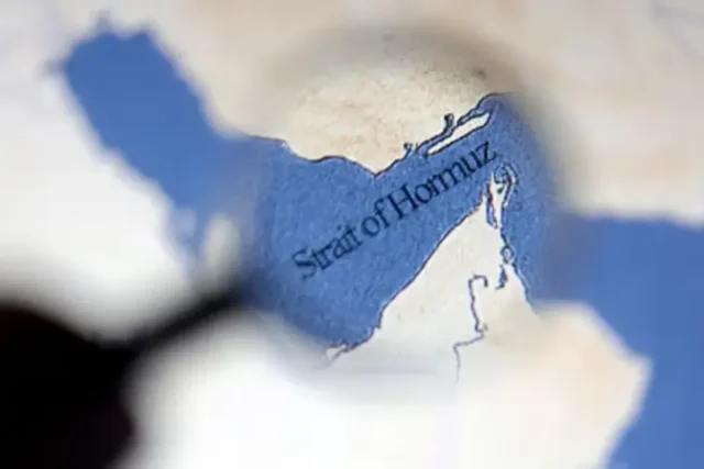 Іран закриває Ормузьку протоку: обстріли цивільних суден і зміна курсів кораблів Закриття-Іраном-Ормузької-протоки-18-квітня-–-щонайменше,-два-кораблі-були-обстріляні