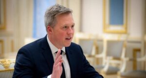 Україна переписала підхід до ведення війни, Америка вчиться на її досвіді, – міністр армії США Україна-переписала-підхід-до-ведення-війни,-Америка-вчиться-на-її-досвіді,-–-міністр-армії-США