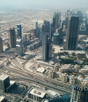 Дубай-повертається-до-нормального-життя-після-обстрілів-Ірану,-але-страх-нікуди-не-зник