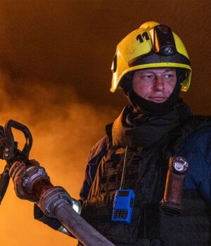 Чернігів масовано атакували дрони: у місті горять будинки та пошкоджено заклад освіти