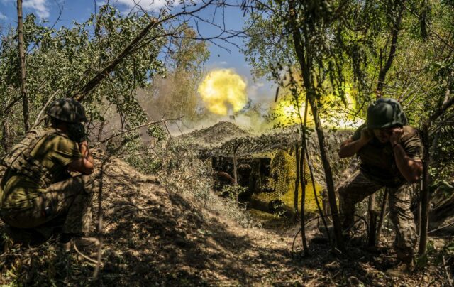 Російські війська зменшили інтенсивність бойових дій, але плани щодо Донбасу залишаються незмінними Росіяни не відмовляються від наступу, але активність тимчасово впала, – Трегубов