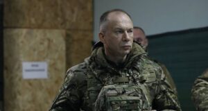 Боротьба українських військових з російськими окупантами триває на трьох напрямках ЗСУ змагаються з окупантами за трьома напрямками, – Сирський