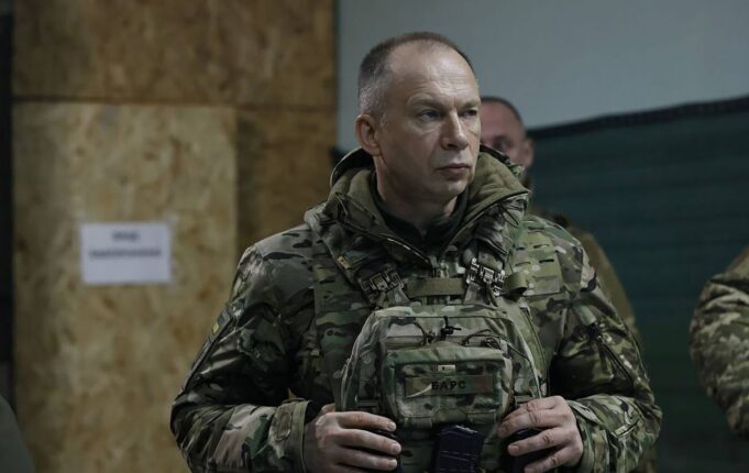 Боротьба українських військових з російськими окупантами триває на трьох напрямках ЗСУ змагаються з окупантами за трьома напрямками, – Сирський