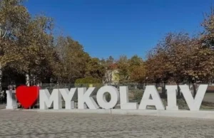 Атака дронів на Миколаїв: пошкоджено будівлі та інфраструктуру Ворог-атакував-Миколаїв-–-пошкоджено-багатоповерхівки,-приватні-будинки,-авто,-ЛЕП-та-трамвайні-колії