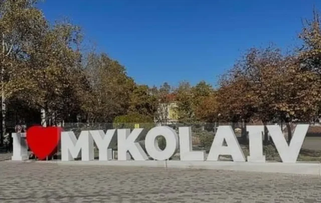 Атака дронів на Миколаїв: пошкоджено будівлі та інфраструктуру Ворог-атакував-Миколаїв-–-пошкоджено-багатоповерхівки,-приватні-будинки,-авто,-ЛЕП-та-трамвайні-колії