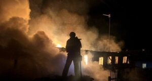 Ворог вдарив дронами по будинку в одній з областей: спалахнула пожежа, є постраждалі (фото) Ворог-вдарив-дронами-по-будинку-в-одній-з-областей:-спалахнула-пожежа,-є-постраждалі-(фото)