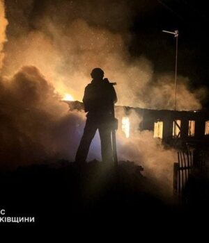 Ворог-вдарив-дронами-по-будинку-в-одній-з-областей:-спалахнула-пожежа,-є-постраждалі-(фото)