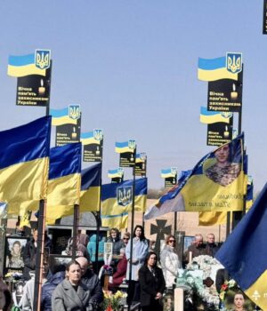 Панахида-на-Алеї-Слави-Героїв:-у-поминальну-суботу-спільною-молитвою-вшанували-полеглих-Захисників-Нововолинської-громади