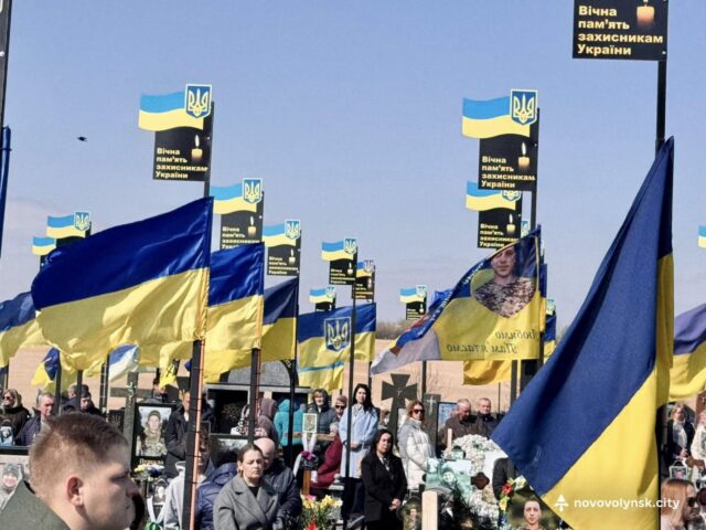 Панахида за загиблими Захисниками України в Нововолинську Панахида-на-Алеї-Слави-Героїв:-у-поминальну-суботу-спільною-молитвою-вшанували-полеглих-Захисників-Нововолинської-громади