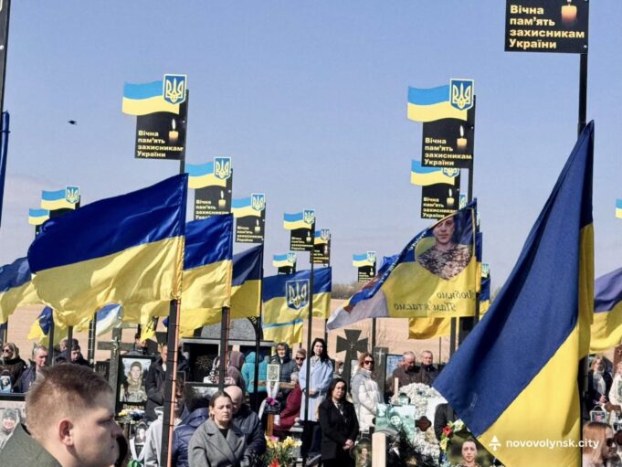 Панахида за загиблими Захисниками України в Нововолинську Панахида-на-Алеї-Слави-Героїв:-у-поминальну-суботу-спільною-молитвою-вшанували-полеглих-Захисників-Нововолинської-громади
