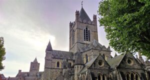 Новий поїзд з’єднає столицю Ірландії із таємними замками та незайманими пляжами Новий-поїзд-з’єднає-столицю-Ірландії-із-таємними-замками-та-незайманими-пляжами