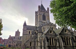 Новий поїзд з’єднає столицю Ірландії із таємними замками та незайманими пляжами Новий-поїзд-з’єднає-столицю-Ірландії-із-таємними-замками-та-незайманими-пляжами