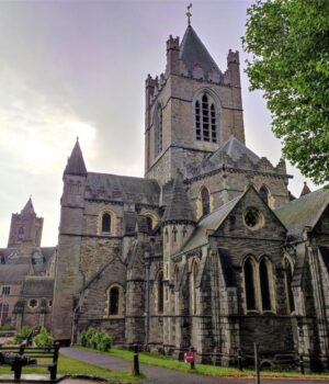 Новий-поїзд-з’єднає-столицю-Ірландії-із-таємними-замками-та-незайманими-пляжами