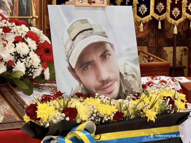 Прощання з Героєм: Олександр Рубцов відданий землі в Нововолинську Нововолинська-громада-попрощалася-із-полеглим-на-фронті-воїном-Олександром-Рубцовим