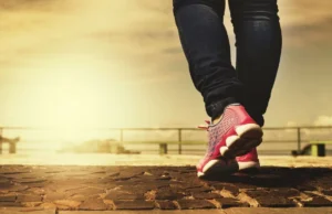 Переваги пішої ходьби для здоров’я: чому варто обирати цей вид активності Чому-варто-ходити-пішки-і-як-це-змінює-організм