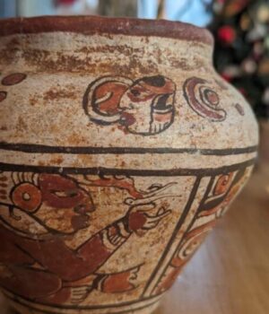 Жінка-купила-в-секонд-хенді-вазу-за-3,99$,-яка-через-5-років-виявилася-артефактом-майя