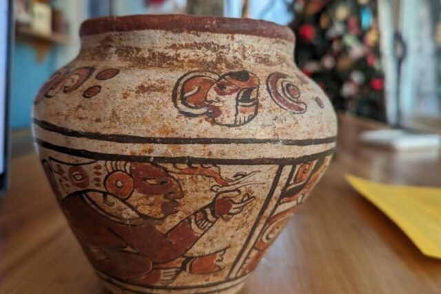 Жінка купила в секонд-хенді вазу за 3,99$, яка через 5 років виявилася артефактом майя Жінка-купила-в-секонд-хенді-вазу-за-3,99$,-яка-через-5-років-виявилася-артефактом-майя