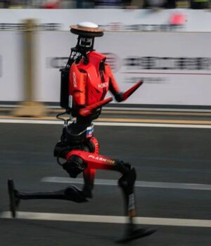 У-Пекіні-робот-гуманоїд-пробіг-півмарафон-за-50-хвилин-та-побив-людський-рекорд