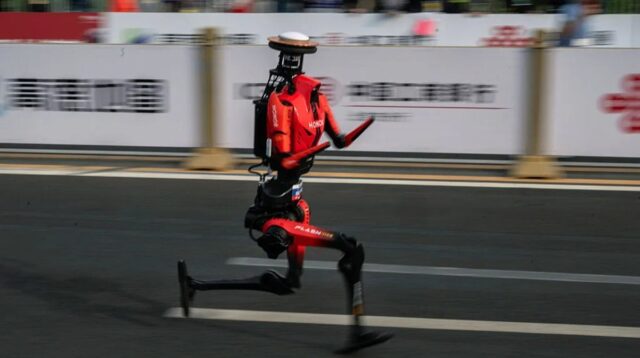 У Пекіні робот-гуманоїд пробіг півмарафон за 50 хвилин та побив людський рекорд У-Пекіні-робот-гуманоїд-пробіг-півмарафон-за-50-хвилин-та-побив-людський-рекорд