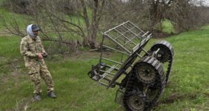 Роботизовані комплекси на фронті: нові технології в українській армії Український-«робот-взяв-полонених-без-жодного-пострілу».-Кажуть:-випробовують-новинки-для-фронту