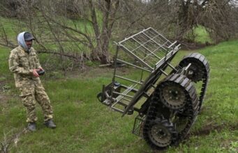 Роботизовані комплекси на фронті: нові технології в українській армії Український-«робот-взяв-полонених-без-жодного-пострілу».-Кажуть:-випробовують-новинки-для-фронту