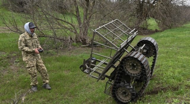 Роботизовані комплекси на фронті: нові технології в українській армії Український-«робот-взяв-полонених-без-жодного-пострілу».-Кажуть:-випробовують-новинки-для-фронту