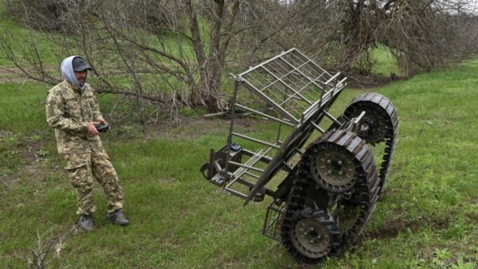 Роботизовані комплекси на фронті: нові технології в українській армії Український-«робот-взяв-полонених-без-жодного-пострілу».-Кажуть:-випробовують-новинки-для-фронту