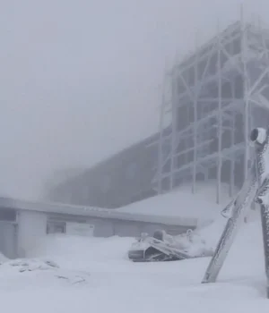 У-Карпатах-посеред-квітня-розгулялася-зима-зі-снігом-–-туристам-не-радять-походи