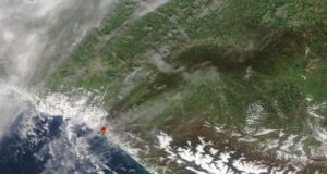 Масштабна пожежа на НПЗ у Туапсе: дим досяг Ставрополя Дим від пожежі в Туапсе розтягнувся більш ніж на 300 км (фото)