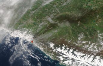 Масштабна пожежа на НПЗ у Туапсе: дим досяг Ставрополя Дим від пожежі в Туапсе розтягнувся більш ніж на 300 км (фото)