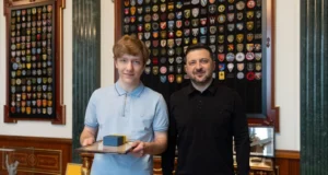 Президент України відзначив юного шахіста Романа Дегтярьова за перемогу на чемпіонаті Європи Виграв-чемпіонат-Європи,-не-будучи-гросмейстером:-Зеленський-вручив-відзнаку-17-річному-Роману-Дегтярьову