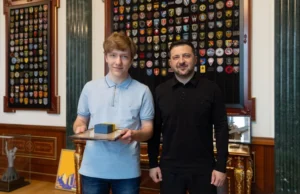 Президент України відзначив юного шахіста Романа Дегтярьова за перемогу на чемпіонаті Європи Виграв-чемпіонат-Європи,-не-будучи-гросмейстером:-Зеленський-вручив-відзнаку-17-річному-Роману-Дегтярьову