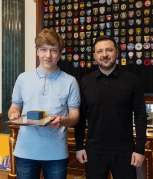 Виграв-чемпіонат-Європи,-не-будучи-гросмейстером:-Зеленський-вручив-відзнаку-17-річному-Роману-Дегтярьову