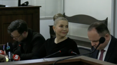 Тимошенко продовжує боротьбу в суді: нові свідчення та звинувачення Троянди-від-Копитіна-і-“слід-ФСБ”.-Нові-заяви-Тимошенко-у-суді