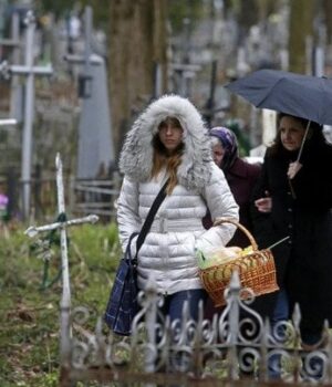 Чи можна-збирати-цукерки-з могил-у Поминальний-тиждень:-священник-відповів