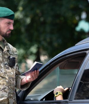 Адвокат-назвав-категорії-жінок,-яких-можуть-не-випустити-за-кордон