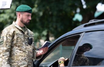 Адвокат назвав категорії жінок, яких можуть не випустити за кордон Адвокат-назвав-категорії-жінок,-яких-можуть-не-випустити-за-кордон