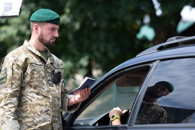 Адвокат назвав категорії жінок, яких можуть не випустити за кордон Адвокат-назвав-категорії-жінок,-яких-можуть-не-випустити-за-кордон