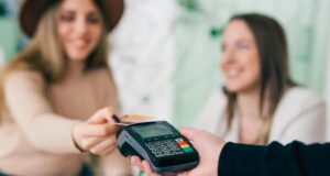 Гроші є, а страх залишився: 5 прихованих звичок людей, які виросли в бідності Гроші-є,-а-страх-залишився:-5-прихованих-звичок-людей,-які-виросли-в-бідності