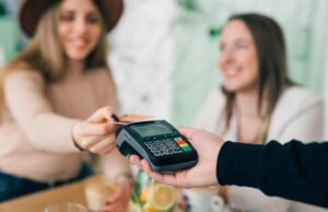 Гроші є, а страх залишився: 5 прихованих звичок людей, які виросли в бідності Гроші-є,-а-страх-залишився:-5-прихованих-звичок-людей,-які-виросли-в-бідності