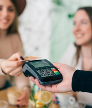 Гроші-є,-а-страх-залишився:-5-прихованих-звичок-людей,-які-виросли-в-бідності