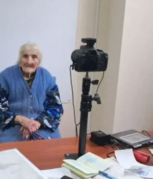 100-річна українка з Донеччини отримала закордонний паспорт для подорожі до Європи