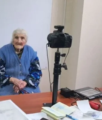 100-річна українка з Донеччини отримала закордонний паспорт для подорожі до Європи 100-річна українка з Донеччини отримала закордонний паспорт для подорожі до Європи