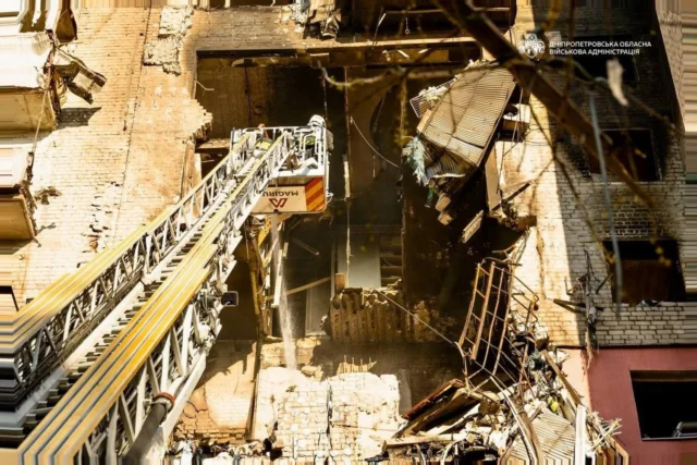 У Дніпрі внаслідок атаки БПЛА постраждали 13 осіб, зокрема діти Удар-БПЛА-по-Дніпру-23-квітня-–-кількість-постраждалих-зросла-до-13-людей