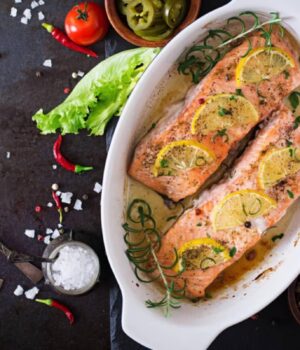 Вечеря-в-одній-формі-за-30-хвилин:-секрет-ідеального-лосося,-який-“тане”-у-роті